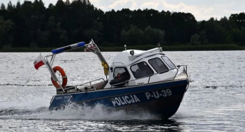 Policjant uratował 10-latkę, która wpadła do jeziora