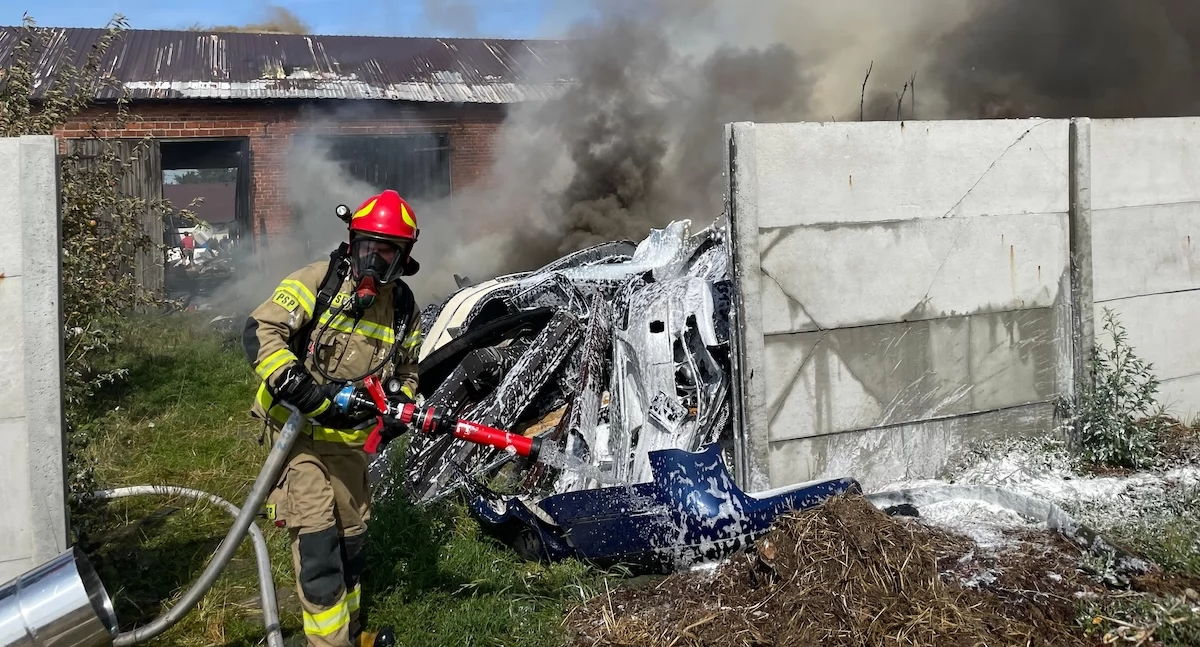 Pożar składowiska części samochodowych