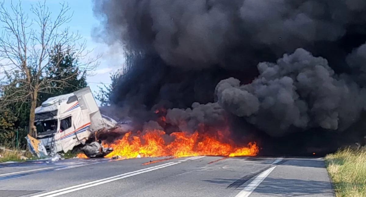 Zderzenie ciężarówki z busem. Jedna osoba nie żyje