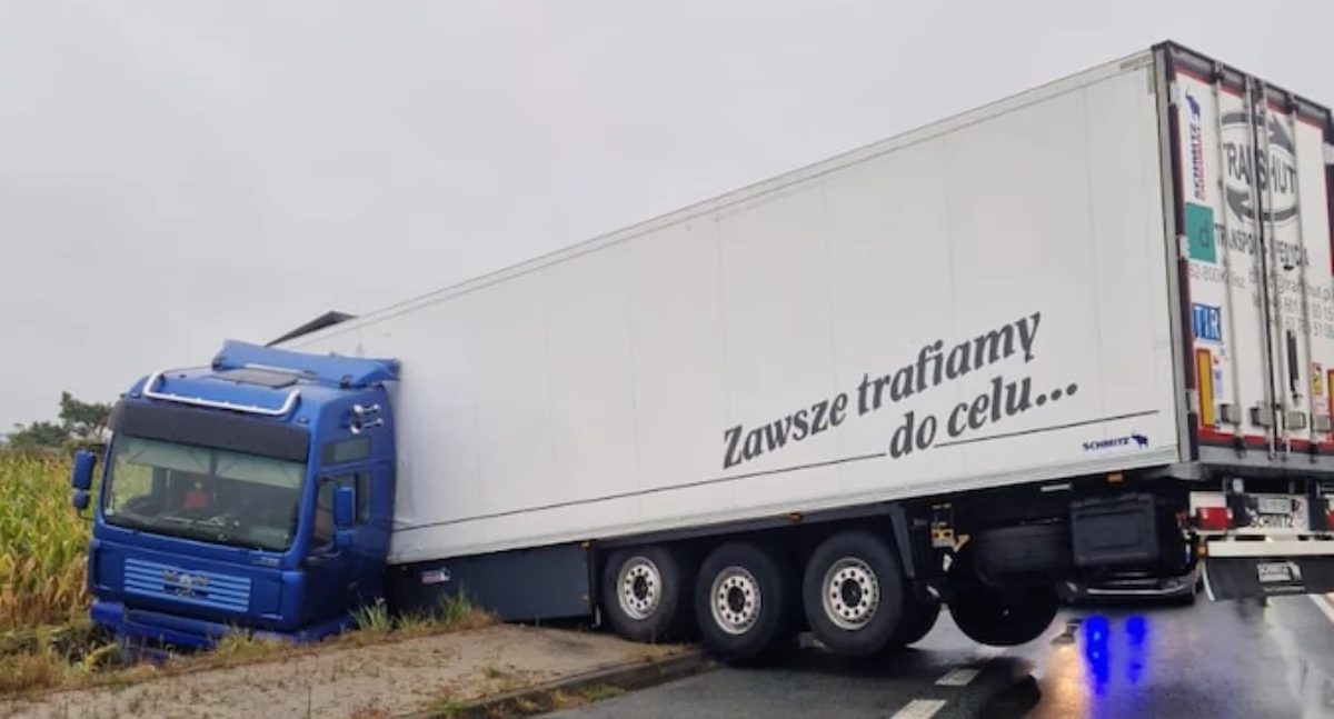 TIR wpadł do rowu są utrudnienia
