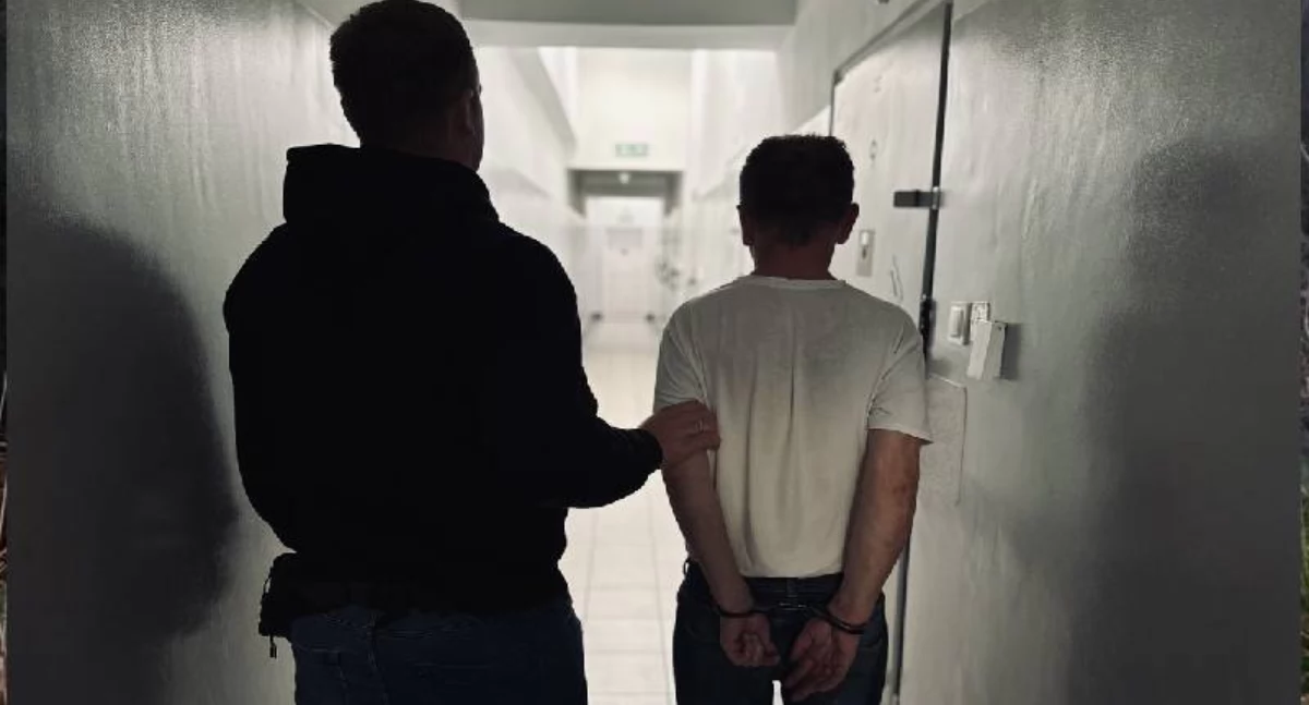 Zatrzymany poszukiwany i na dodatek z kryształami w kieszeniach