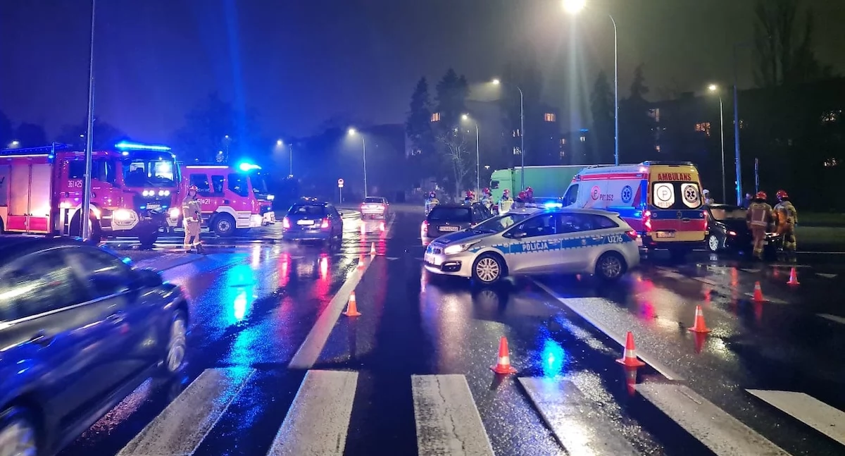 Zderzenie dwóch pojazdów na Rondzie Solidarności 