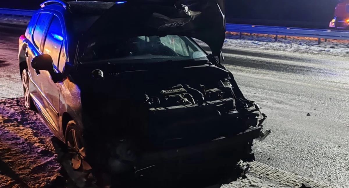 Zderzenie samochodu osobowego z pojazdem ciężarowym na autostradzie A2 w miejscowości Cichmiana