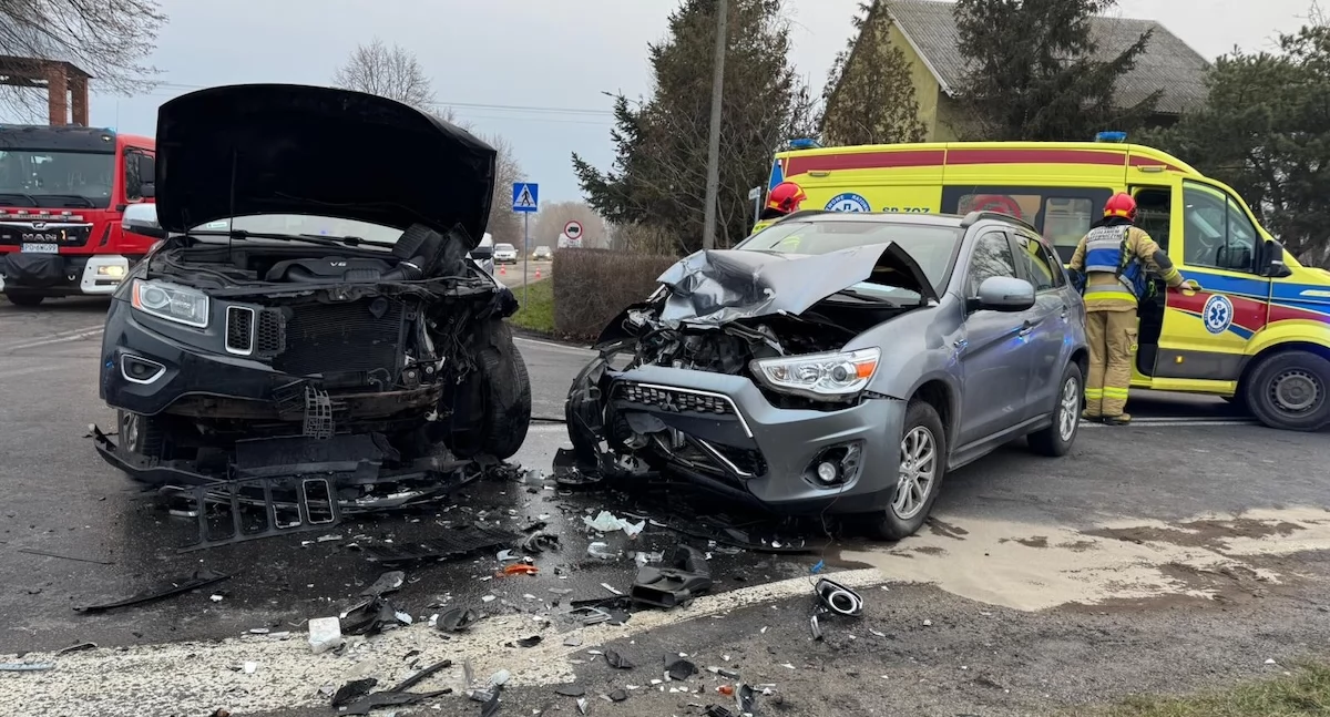 Kolizja samochodów na skrzyżowaniu w Sługocinie