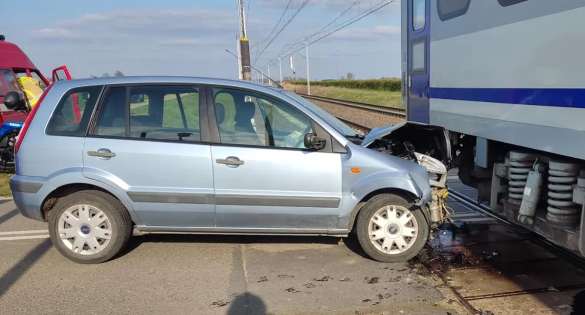 Zderzenie samochodu osobowego i pociągu w miejscowości Grodna