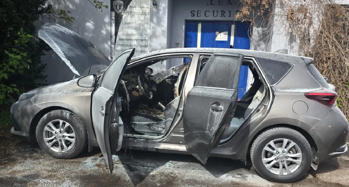 Pożar samochodu w Koninie – spłonęła Toyota Auris