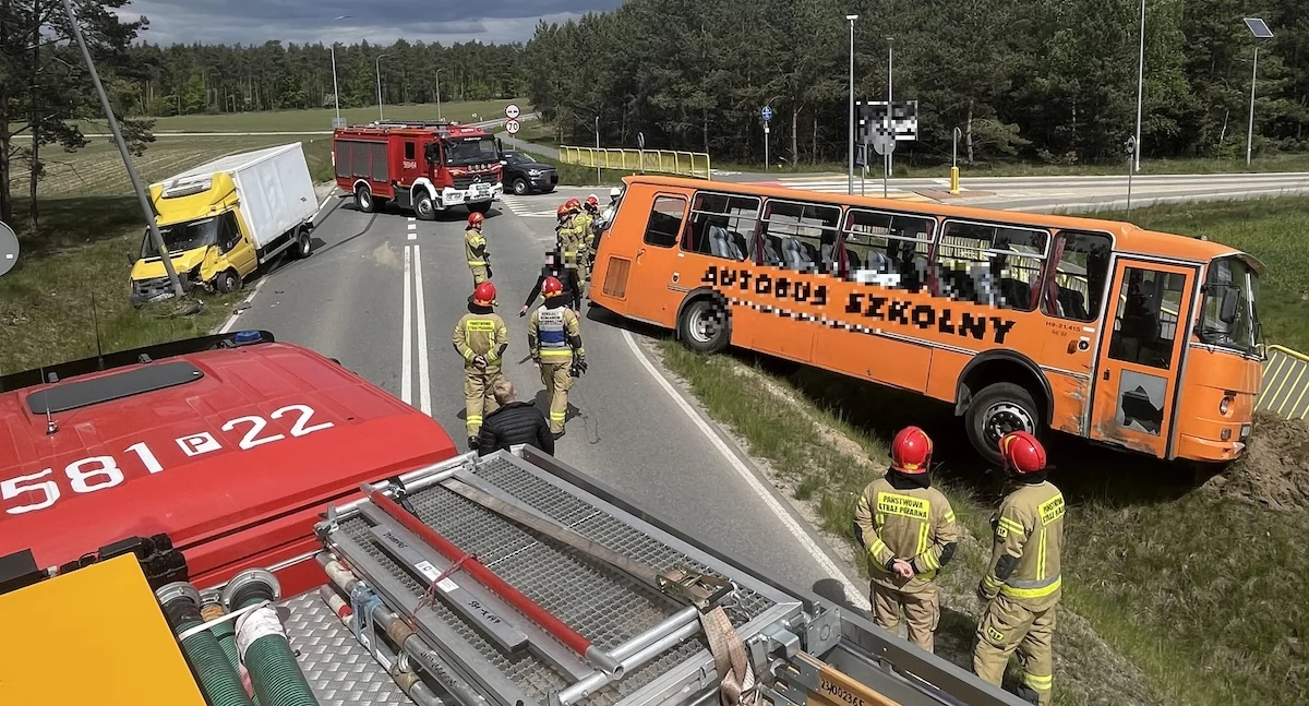 Kolizja autobusu z samochodem dostawczym