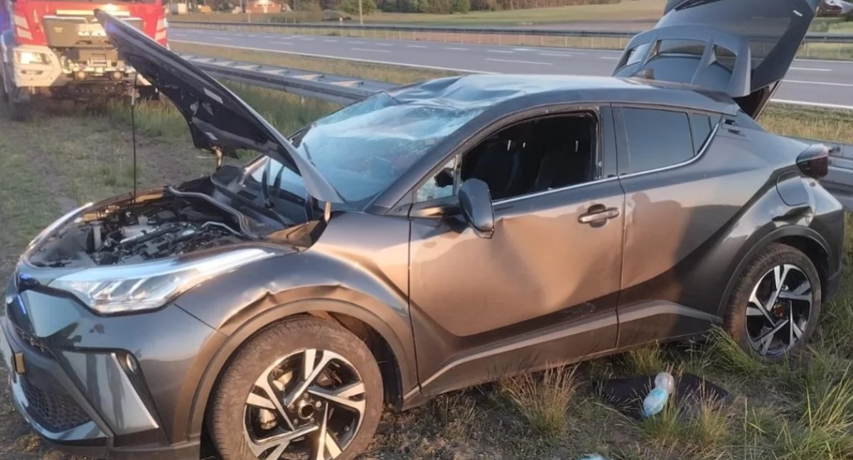Wypadek na A2 w Cichmianii – dwie osoby ranne, Toyota poważnie uszkodzona