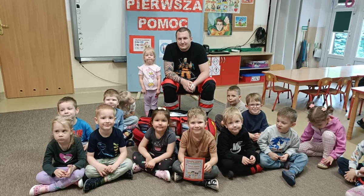Przedszkolaki uczą się ratować życie – spotkanie z ratownikiem medycznym w Przedszkolu nr 7