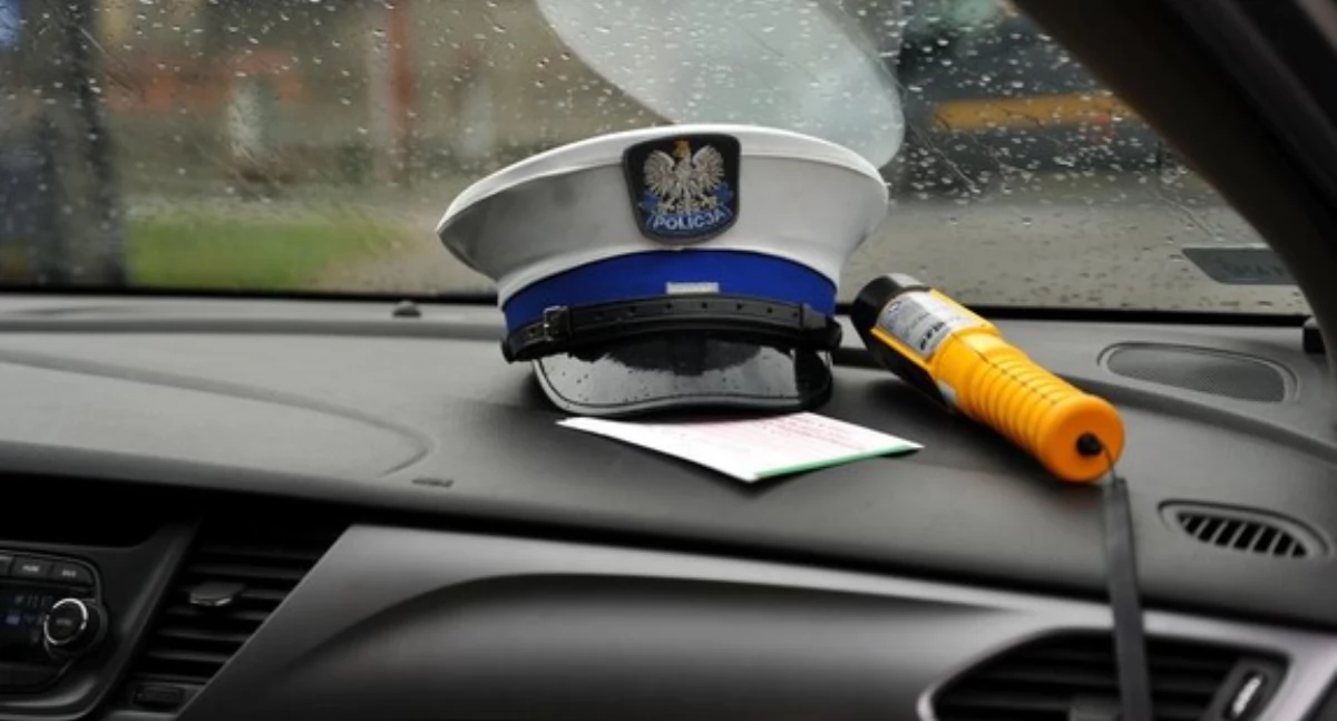 Nietrzeźwy kierowca bez OC spowodował kolizję w Ślesinie