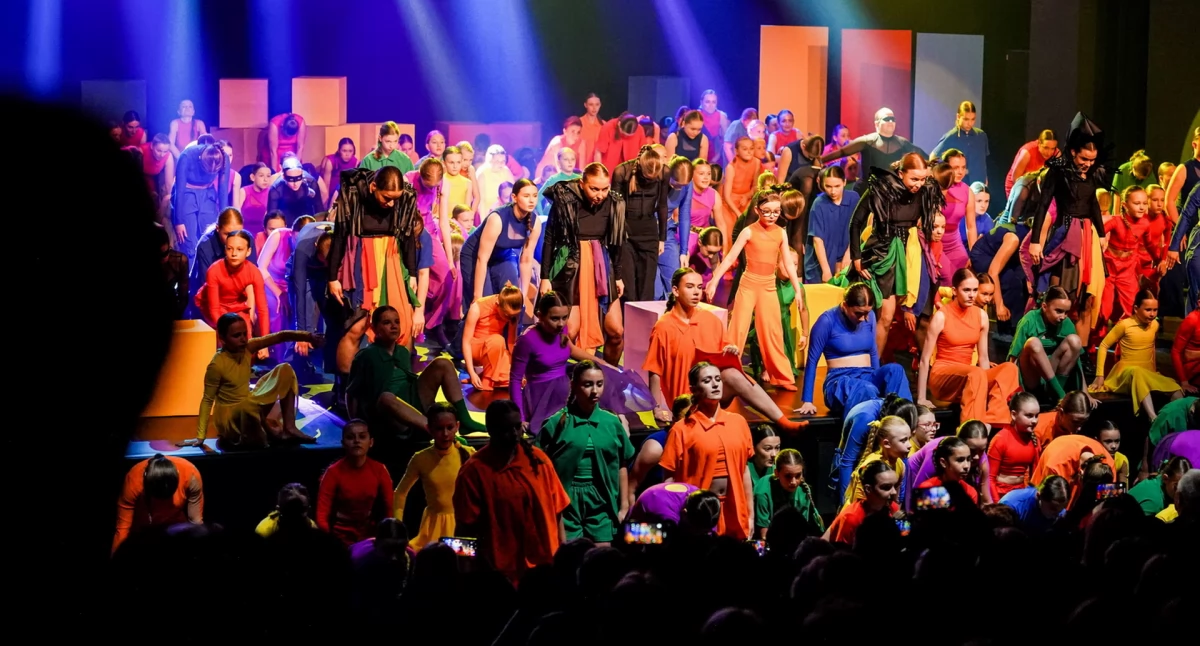 „Złodziej kolorów” porwał publiczność – magiczny spektakl Top Dance w Oskardzie
