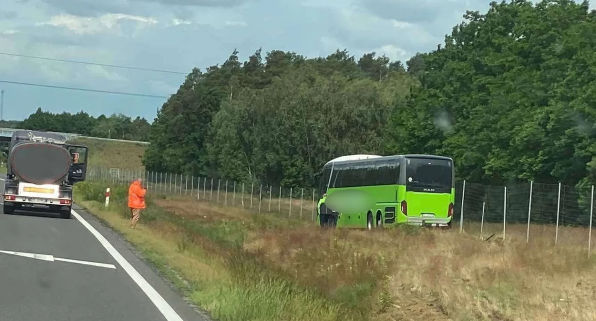 Wypadek autobusu na A2 – dwie osoby trafiły do szpitala