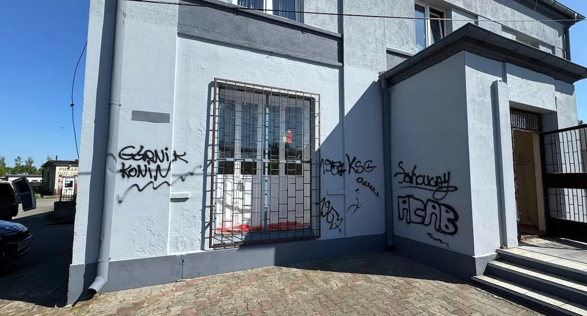Wandale zdewastowali nową elewację budynku OSP Cukrownia Gosławice.