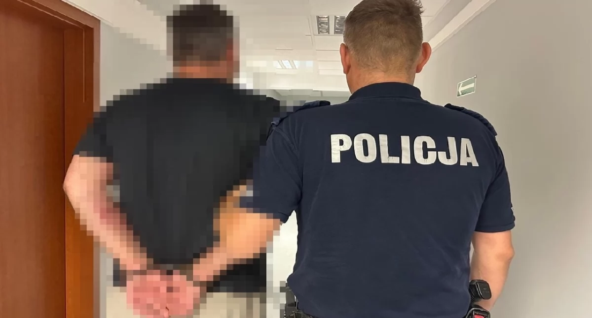 Nietrzeźwy kierowca z zakazem prowadzenia uderzył w skrzynkę elektryczną i ogrodzenie