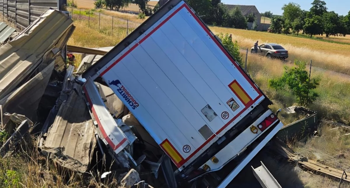 Wypadek na A2. Ciężarówka przebiła barierki i wpadła do rowu