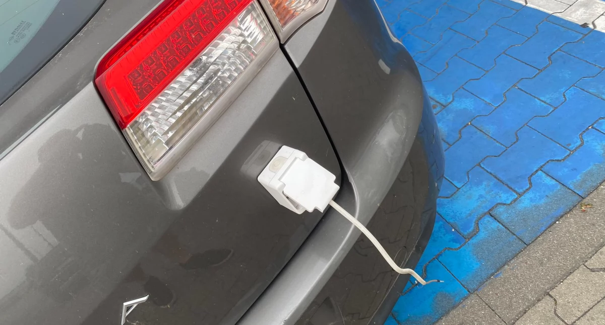  Nietypowe znalezisko na parkingu Lidla w Koninie – samochód z domowym gniazdkiem elektrycznym?