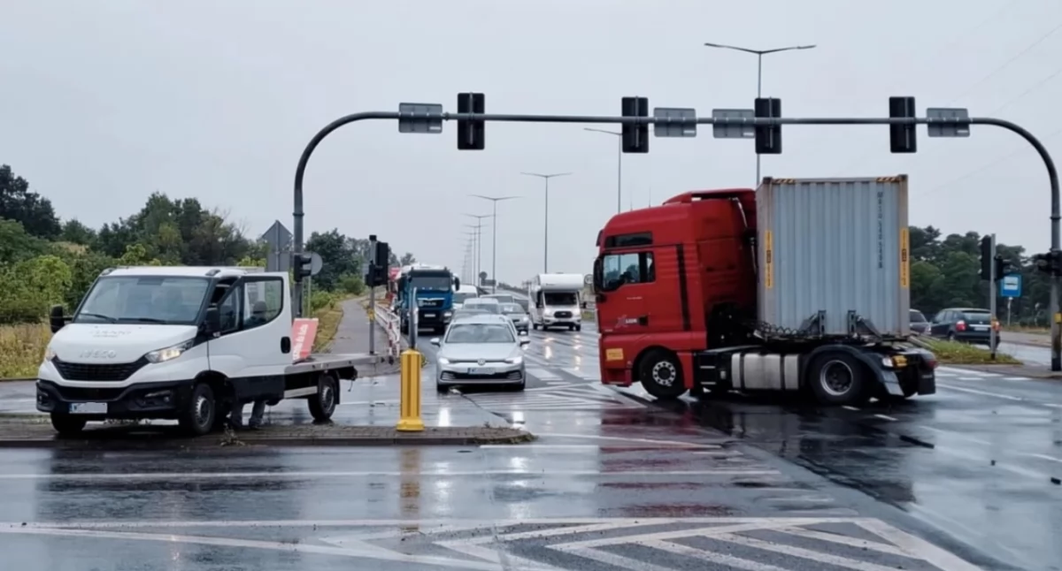 Utrudnienia na Trasie Bursztynowej – TIR zablokował skrzyżowanie