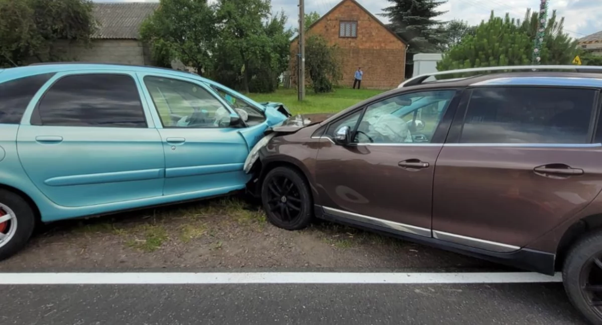 Czołowe zderzenie w Chrustowie. Jedna osoba trafiła pod opiekę medyków