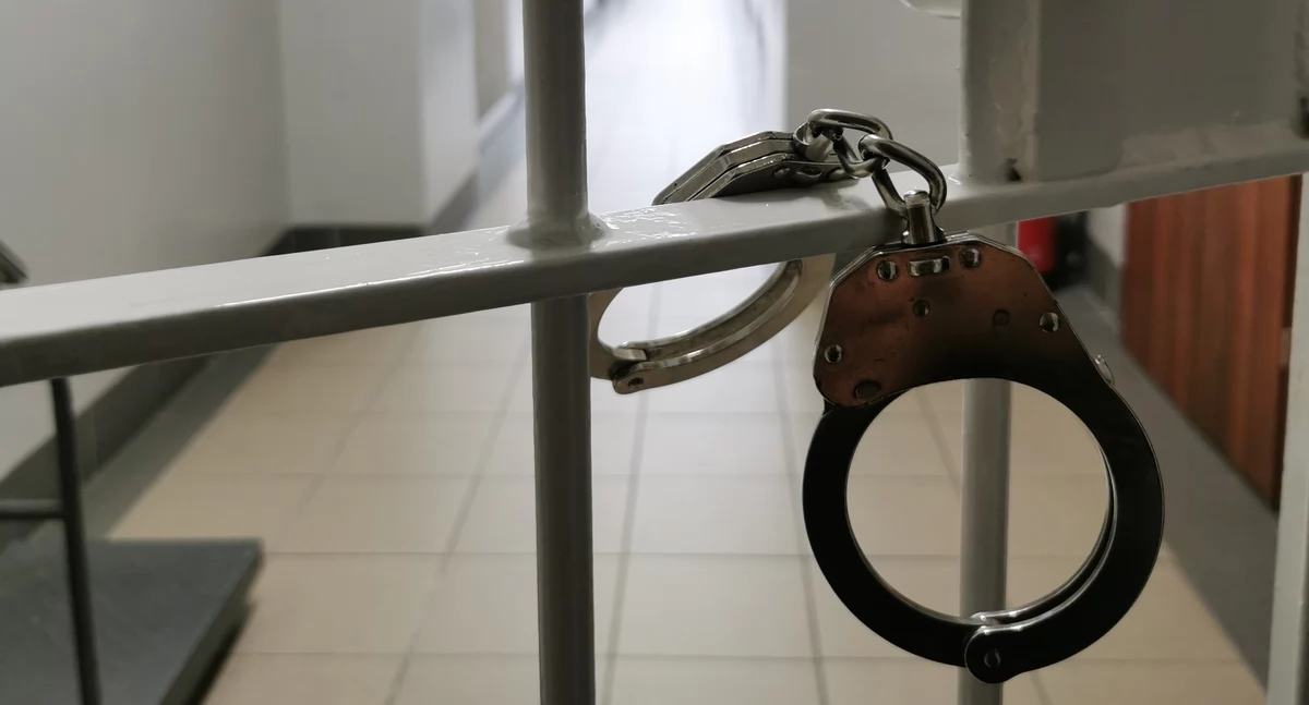 Zwabiony w pułapkę, uwięziony i brutalnie zgwałcony. Wstrząsająca sprawa byłego partnera