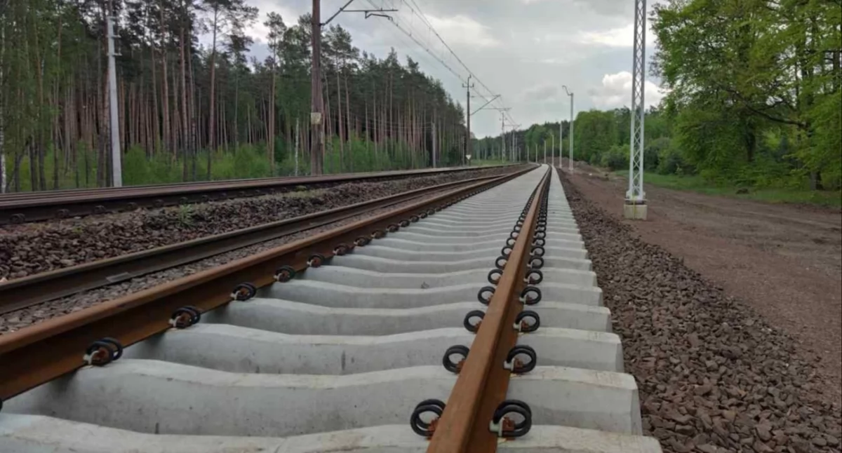 Policjanci uratowali mężczyznę z torów. Sekundy dzieliły go od tragedii