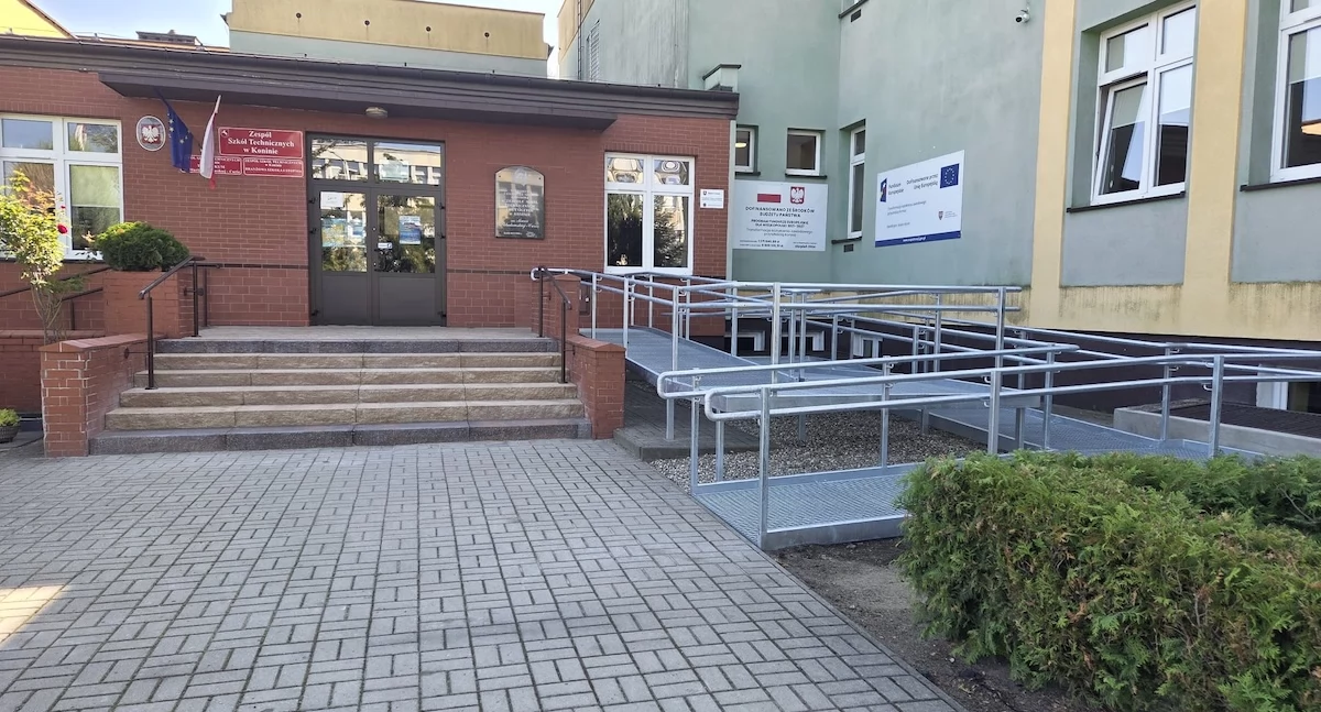 Zespół Szkół Technicznych w Koninie bez barier – nowy podjazd dla uczniów z niepełnosprawnościami