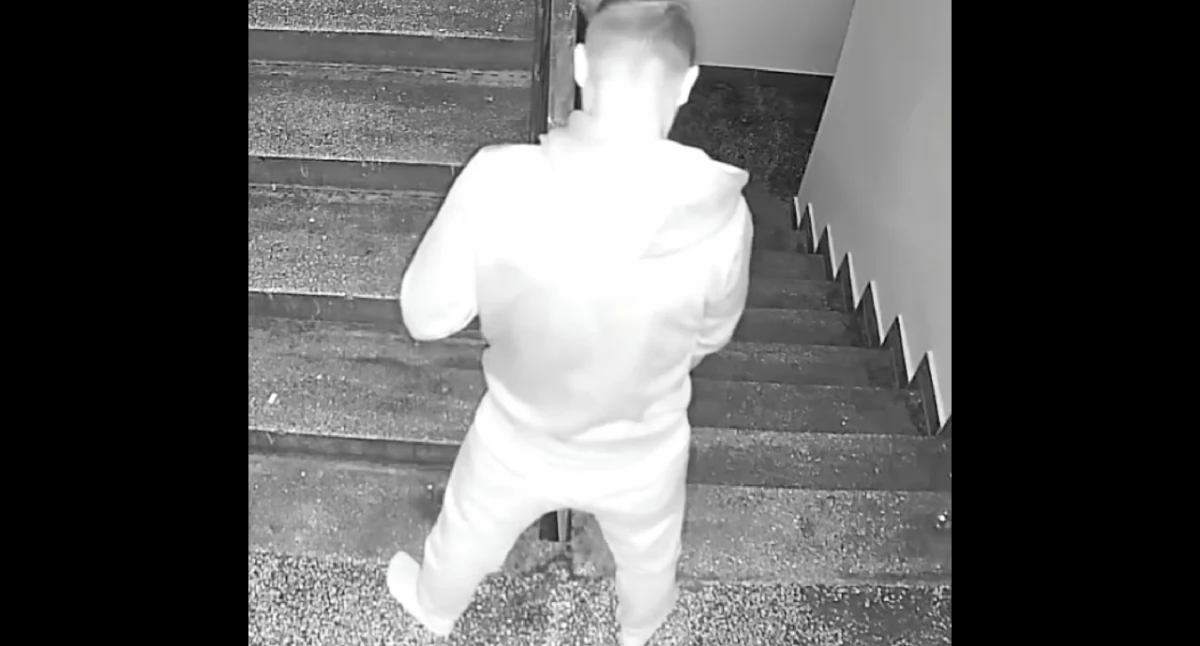 Monitoring ujawnił nieobyczajne zachowanie na klatce schodowej