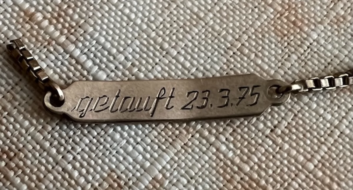 Poszukiwany właściciel pamiątkowej bransoletki z grawerem w języku niemieckim