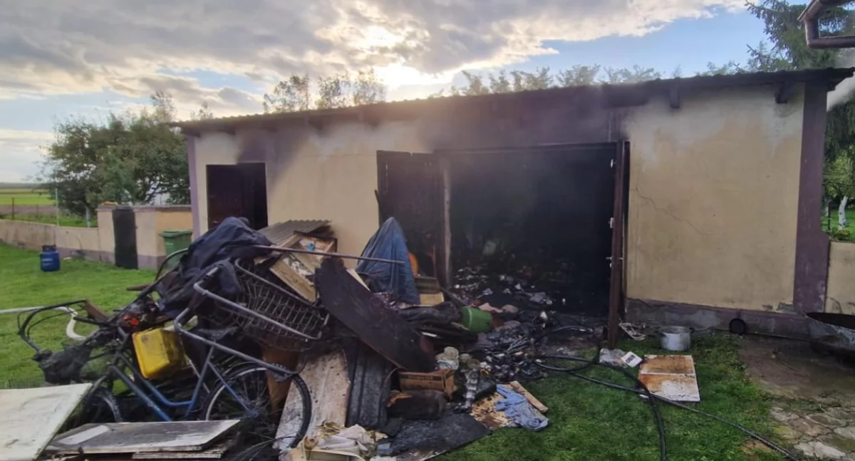 Pożar budynku w Drzewcach. Strażacy ugasili ogień w godzinę