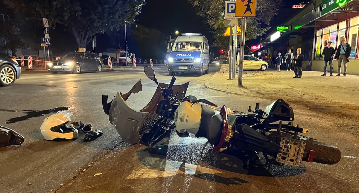 Zderzenie samochodu osobowego z motocyklem na Al. 1 Maja. Motocyklista w szpitalu