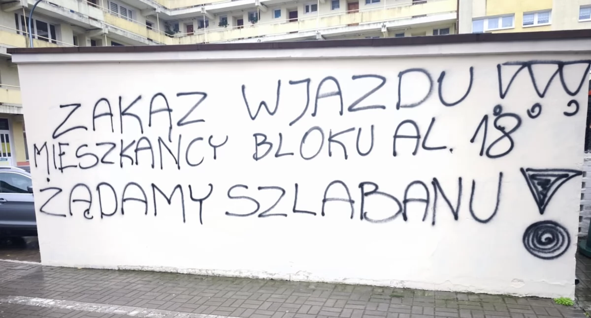 Mieszkańcy bloku przy Alejach 18 w Koninie mają dość – na ścianie pojawił się apel o szlaban