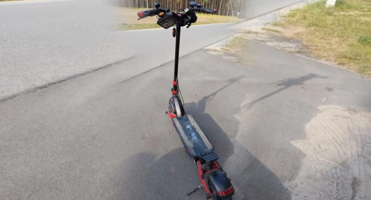 Wypadek na ścieżce pieszo-rowerowej w Piotrowicach. Kobieta potrącona przez nastolatka na hulajnodze