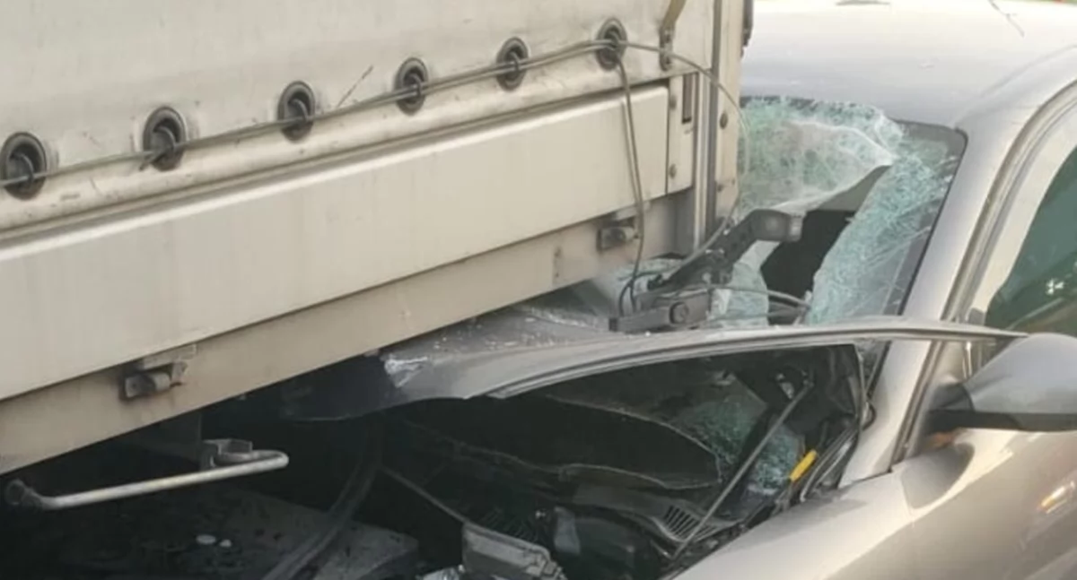 Zderzenie osobówki z ciężarówką na DK92 w Straszkowie. Jedna osoba trafiła do szpitala