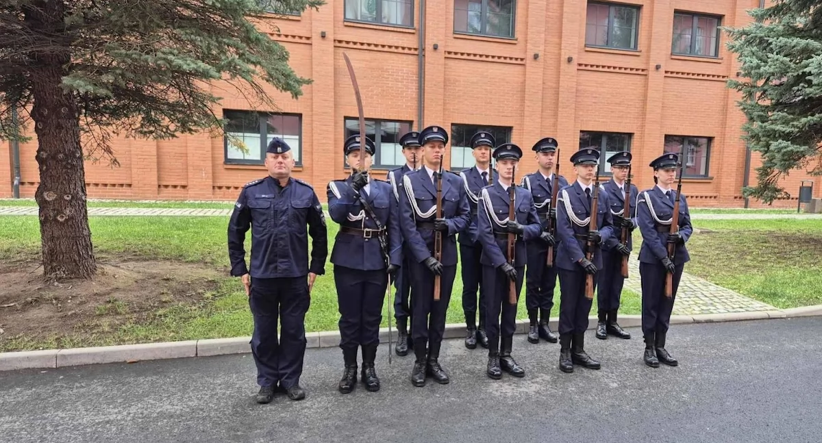 ZSCKU na podium ogólnopolskiego konkursu musztry. Sukces uczniów z Konina pod okiem policjanta! 