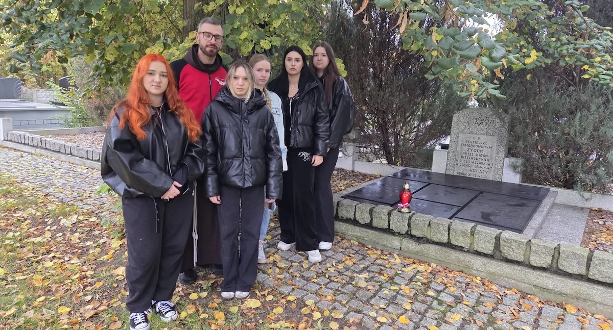 Uczniowie ZST w Koninie uczcili pamięć ofiar II wojny światowej w ramach akcji „Zapal Znicz Pamięci”