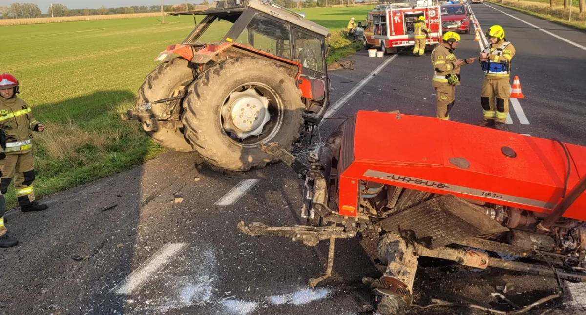 Zderzenie BMW z ciągnikiem w Aleksandrowie. Jedna osoba trafiła do szpitala