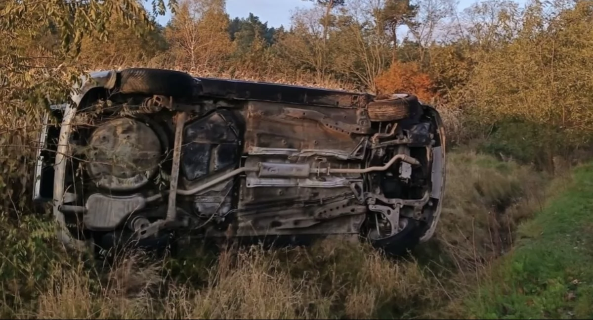 Stracił panowanie nad autem, uciekł z miejsca wypadku. Policja znalazła go pijanego i z narkotykami
