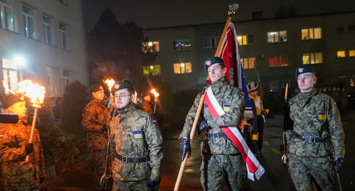 „Uczniowie „Kopernika” przysięgali — ślubowanie klas pierwszych i symboliczna zmiana warty”