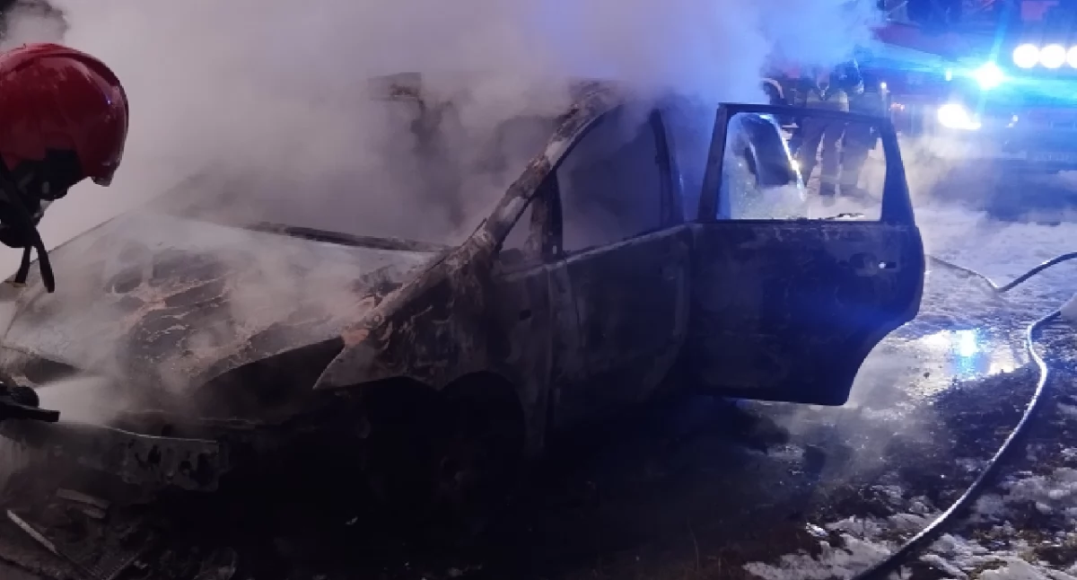 Samochód stanął w płomieniach w Starym Borowcu, szybka akcja strażaków z Konina i OSP