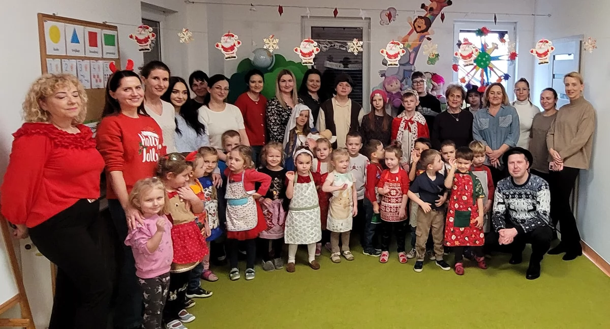 Kolędnicy z VI b wyruszyli w miasto, świąteczna tradycja ponownie ożyła w szkole