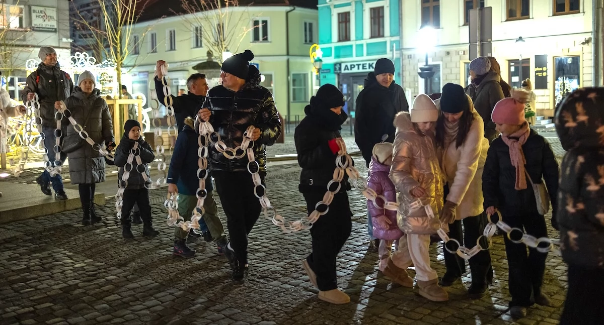 100 metrów świątecznego łańcucha na miejskiej choince w Koninie.