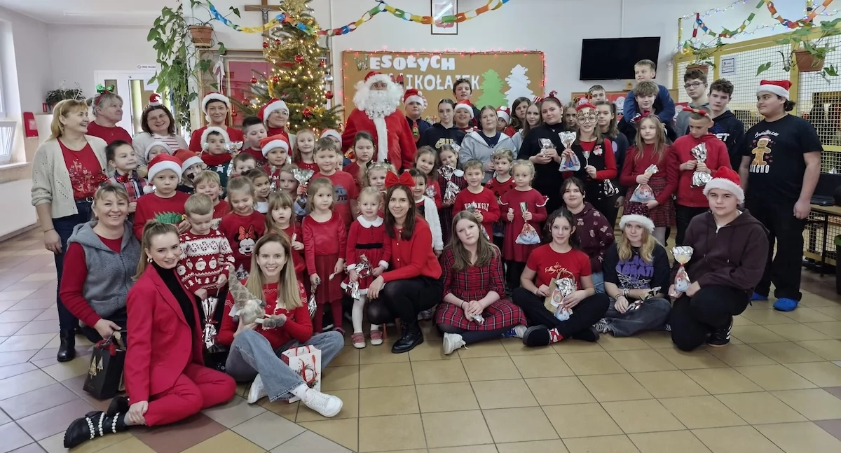 Magia Świąt w szkołach i przedszkolach gminy Stare Miasto, jasełka, kolędowanie i wspólne działania