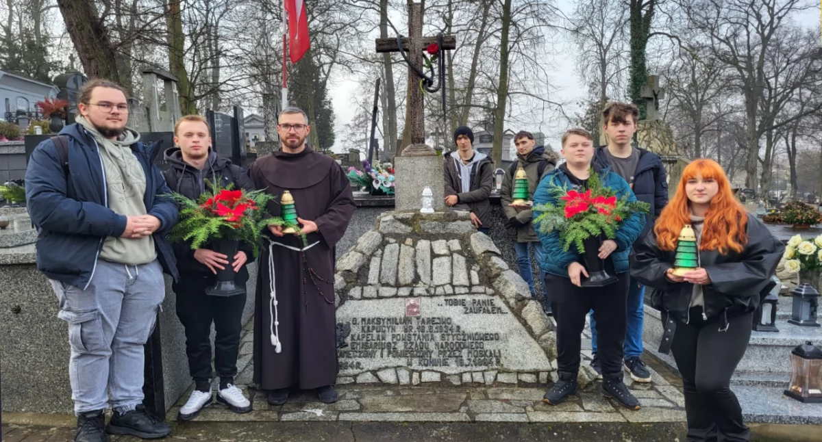 Uczniowie ZST uczcili pamięć ojca Maksymiliana Tarejwo w świątecznym czasie