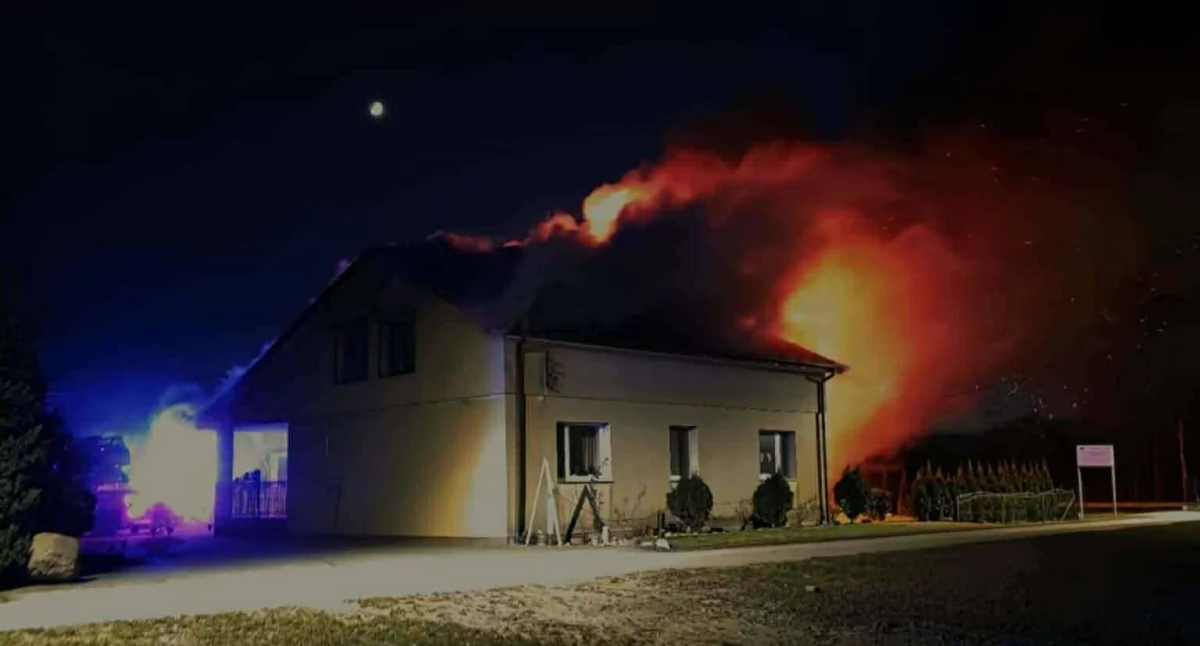 Pożar domu w Grochowach w Wigilię. Pięcioosobowa rodzina straciła dach nad głową