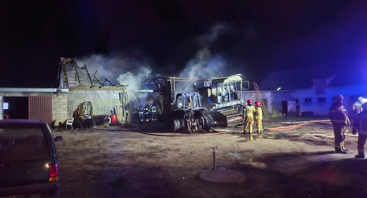 Nocny pożar stodoły w Jabłkowie. Strażacy walczyli z ogniem w gminie Kramsk