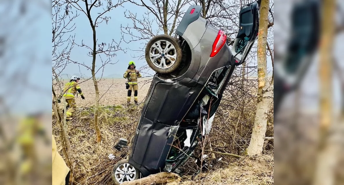 Groźny wypadek na DW 263 w Sławoszewie - auto dachowało