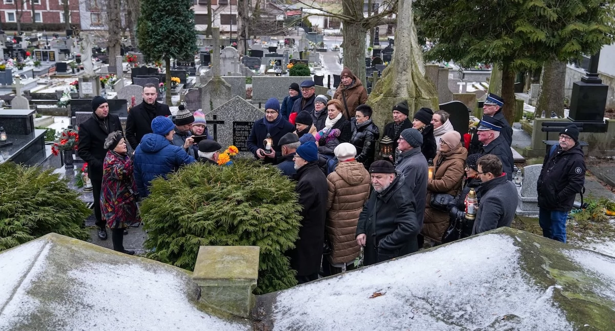 Noworoczna tradycja przy grobie Zofii Urbanowskiej w Koninie. Pamięć o wybitnej pisarce trwa