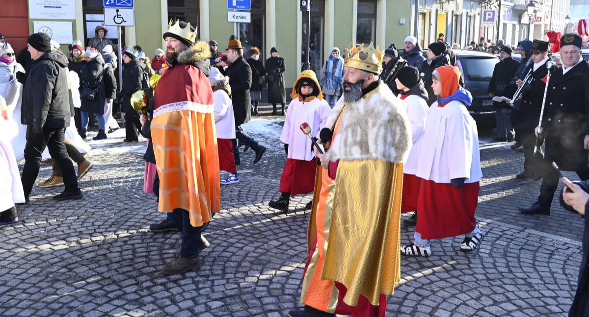 „Nadzieją się cieszą”. Barwny Orszak Trzech Króli przeszedł ulicami Starówki w Koninie