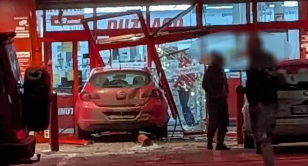 Wypadek w Koninie, samochód wjechał w sklep sieci Media Markt. Trwa wyjaśnianie okoliczności zdarzenia