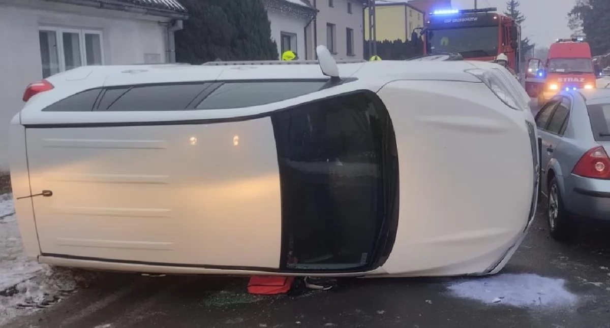 Wypadek drogowy w Grzegorzewie pod Koninem, zderzenie dwóch samochodów na drodze powiatowej