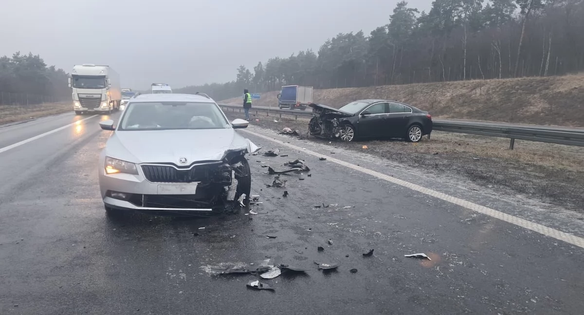 Śliskie drogi w Koninie. Od rana seria kolizji i groźne zdarzenie na autostradzie A2